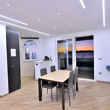 Diamond Garibaldi * Αλγκέρο